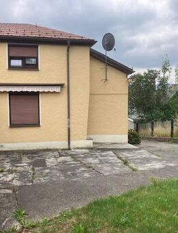 Teilsaniertes und kurzfristig beziehbares Einfamilienhaus im Bungalowstil mit Grundstück und Garagen usw. in ruhiger ... - Falkenstein (Vogtland)