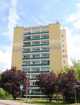 Merseburg-Süd: geräumige 3-Zimmer-Wohnung mit Weitblick, 4.Obergeschoss, Lift, 2 Balkone und Laminat - Merseburg