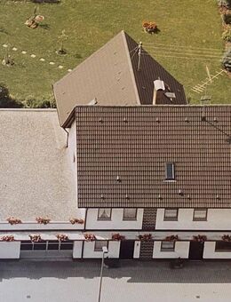 Zweifamilienhaus mit Einliegerbereich und PKW-Halle auf großem Grundstück! - Kutzenhausen