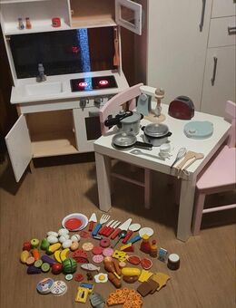 Spielzeugküche mit Zubehör, Tisch und Stühlen - Hamburg