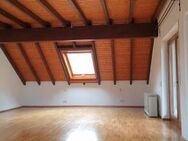 Helle, sehr geräumige ca. 100 m² große 2-Zimmer Dachgeschoßwohnung mit Balkon und Einbauküche - Baden-Baden