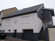 Schicke Wohnung im EG (Hochparterre) mit überdachtem Balkon, kleinem Garten, in einem 2 FHS, für 2 Pers., zentral und doch ruhig gelegen, in Rohrbach - Sankt Ingbert