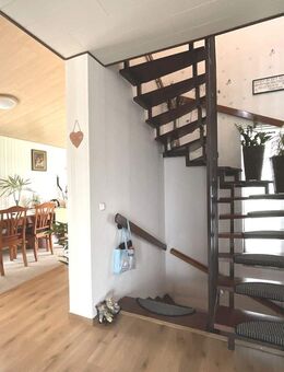 Einfamilienhaus (ca. 155 m²) mit schönem Garten, großzügiger Terrasse und Doppelgarage in Baunatal. - Baunatal