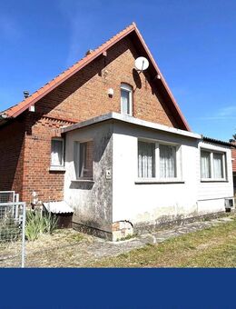 Leben auf dem Land ! Doppelhaushälfte auf großem Grundstück mit Garage und viel Nebengelass - Pritzwalk