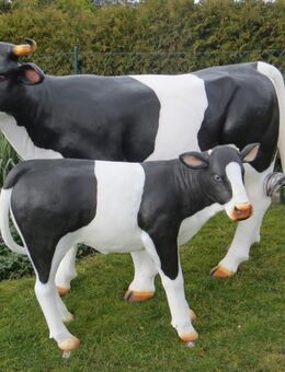 Kuhfamilie lebensgroß aufrecht schauend Gartendeko Tierfiguren - Hergisdorf