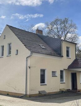 Einfamilienhaus mit attraktiver Ortsrandlage, großem Grundstück, mit Garagen und Nebengebäuden - Rauen