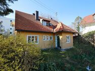 VON PRIVAT Attraktives Grundstück mit Altbestand (Zweifamilienhaus) - Ismaning