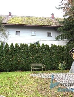 ***Ehemalige Hofstelle mit Nebengebäuden und großem Grundstück in Roßbach*** - Roßbach (Bayern)