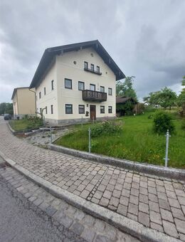 Älteres Wohnhaus mit 2 Wohnungen in zentraler Lage mit großem Grundstück, bereits freigestellt* - Söchtenau