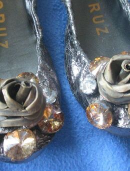 NEU * Ausgefallen * edel * 3D Rose * Blüte * Glitzer * Strass * Schmuck * Kristalle * Steine * Applikation * Echt Leder * Ballerinas Schuhe "LOLA CRUZ" Gr. 37/ 4 * silber- grau * Bernstein * - Riedlingen