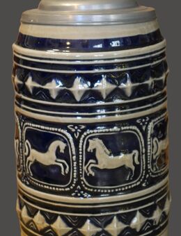 Bierkrug mit Zinndeckel Keramik , Füllmenge 0,5Liter , Motiv Pferde , von R/M , 1979 , Höhe 17,5cm , K2 - Görlitz