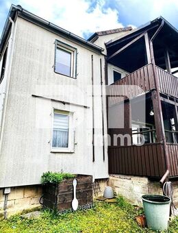 Schönes Ein- bis Zweifamilienhaus mit Gartenbereich, Terrasse + Balkon und Doppelgarage - Kassel