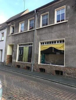 Stadthaus mit großem Nebengelass, 3 kleine, hübsche Whgén, eine ist vermietet, schöne Gewerberäume unvermietet, lohnende Investition! - Putlitz
