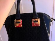 Elegante schwarze Handtasche mit Gold-Details – wie neu! - München Berg am Laim