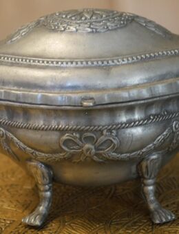 Zuckerdose mit Deckel aus Zinn , Klassizismus , Ranken und Blüte , 4 Füße , gemarkt , Dose 13cm x 11cm Höhe 9,5cm - Görlitz