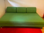 Sofa, das in ein Bett umgewandelt werden kann - Frankfurt (Main)