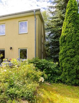 Mit Keller, Einbauküche, zwei Bädern, Pool u.v.m.: Stadtvilla-Doppelhaushälfte am Feld in Prötzel - Prötzel