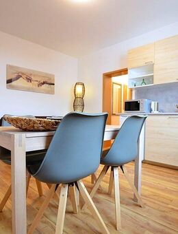 Möblierte 2-Zimmerwohnung mit Wintergarten und Balkon in Greußenheim - Greußenheim