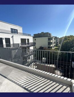 Moderner Wohnkomfort - viel Platz + Freiraum! 5 Zimmer + Süd-Balkon, Einbauküche, 2 Bäder, Aufzug - Stuttgart