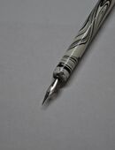 Kalligraphie Holzschreibfeder weiß und schwarz mamoriert in 63755