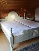 Doppelbett mit Nachtschränkchen in 59427