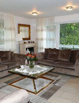 Eine Wohnung wie ein Haus! Großzügiger Bungalow über 2 Ebenen mit 2 Stellplätzen in Bergerhausen - Essen