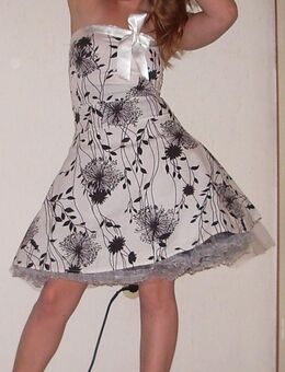Schönes Kleid, knielang, Midikleid, mit Muster, Gr. 36 - Düsseldorf