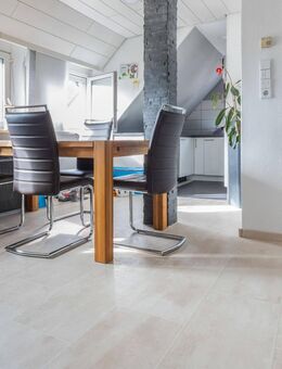 Gepflegte Zwei-Zimmer-Wohnung mit Einbauküche und ausgebautem Dachstuhl in Stuttgart-Rohr - Stuttgart