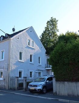Große Doppelhaushälfte mit Einliegerwohnung im DG in zentraler Lage - Oberkotzau