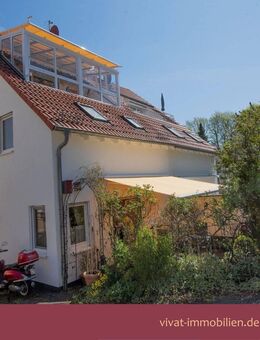 Junge DHH mit ganz besonderem Freisitz und grünem Weitblick! Große Terrasse, Mikro-Garten. - Neu Anspach