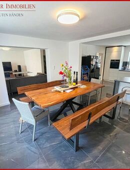 Modernisiertes Einfamilienhaus mit PV-Anlage, Loggia und Garage - Donaustauf