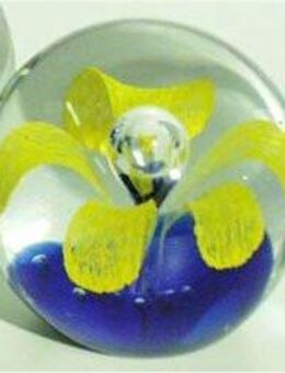 Paperweight / Glaskugel / Briefbeschwerer gelb blau. Farbloses Glas mit bunten Einschmelzungen. Höhe ca. 8 bis 9 cm. - Hamburg Wandsbek