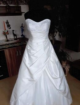 Brautkleid von Lilly mit Schleppe - Hannover