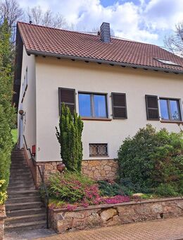 Freistehendes, gepflegtes und geräumiges Wohnhaus mit Fernblick in ruhiger Lage von Merzig - Merzig
