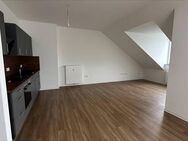 Für Singles oder Paare: 2-Zimmer-Dachgeschosswohnung mit Balkon und Einbauküche - Dachau