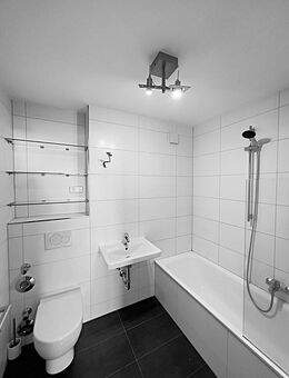 3-Zimmer-Wohnung (82,25 m²) mit Loggia, modernem Bad, 2-fach verglasten Kunststofffenstern & neuem Hausdach – Garage optional - Wendelstein