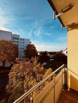 Guter Grundriss! Helle 3-Zimmer-Eigentumswohnung im 2.OG mit Sonnenbalkon und Einzelgarage - Gerbrunn