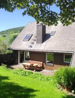 Gepflegtes Einfamilienhaus mit Einliegerwohnung und schönem Garten in ruhiger Lage von Breitnau - Breitnau