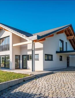 Neuerbaute, moderne, sehr hochwertige Landhausvilla in erhöhter, ruhiger und unverbauter Lage mit eingefriedeten Grundstück - Rotthalmünster