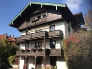 Tegernsee -zentral- Gefällige 2,5-Zimmer-DG-Wohnung, Ost-u. Südbalkon, charmanter Altbau (saniert) - Tegernsee