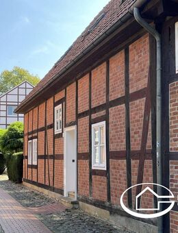 Von Ihrem IMMO.PARTNER: Grüne Oase & Fachwerkcharme - Einfamilienhaus mitten in der Altstadt, einen Steinwurf vom Weserufer entfernt - Nienburg (Weser)