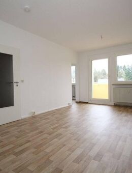 **Stabile und CO² neutrale Heizkosten! Renovierte 2-Zimmer-Wohnung mit Balkon zu vermieten** - Rosenbach (Vogtland)