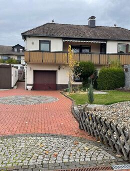 "Einfamilienhaus" (Fertighaus) in schöner und begehrter Lage in Reichensachsen mit großem Balkon und großem Grundstück, 3 Garagen - Wehretal