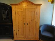 Antik-rustikaler Kleiderschrank aus Kiefernholz, zweitürig - München
