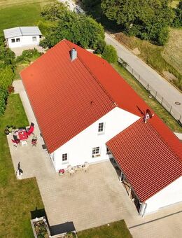Traumhaftes, neuwertiges Landhaus mit A+ Energielevel in Massivbauweise und Alleinlage am Wald. - Dentlein (Forst)