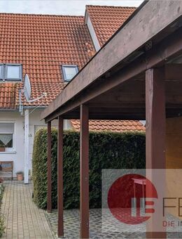 Kompaktes Reihenmittelhaus mit Doppelcarport und kleinem Garten - Schönebeck (Elbe)