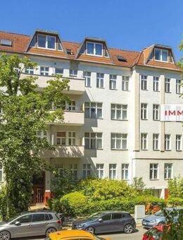 IMMOBERLIN.DE - Feine Altbauwohnung mit ruhigem Balkon! Wohnrecht für 85-jährige Eigentümerin - Berlin
