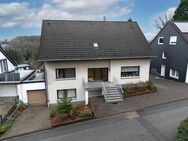 Kürten-Biesfeld: Bezugsfreies Drei-Parteien-Haus auf großem und traumhaften Grundstück - Kürten