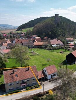Vier Wände, viele Wege - Mehrfamilienhaus mit Ehrenburgblick & Entwicklungspotenzial - Ilmtal