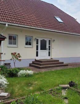 Neuwertiges Einfamilienhaus mit Stil (Parkettböden, Einbauküche, neue Heizung) - Ohrdruf